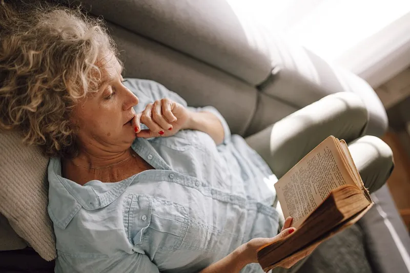 Five Minutes, One Story, Zero Doomscrolling: The Quiet Way Readers Are Beating Holiday Stress